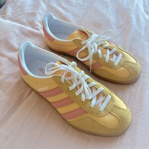 ADIDAS GAZELLE INDOOR W
Semi Spark, Wonder Clay & White